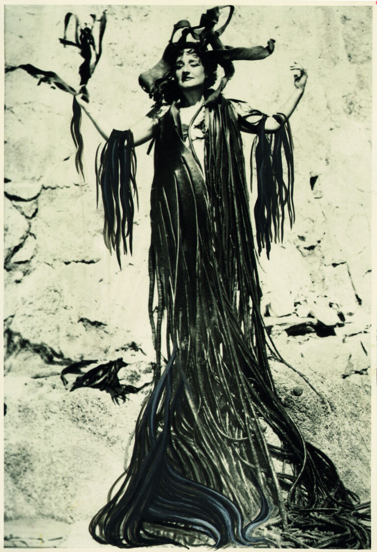 Maruja Mallo, Autorretrato con manto de algas, 1945. Museo Nacional Centro de Arte Reina Sofía.